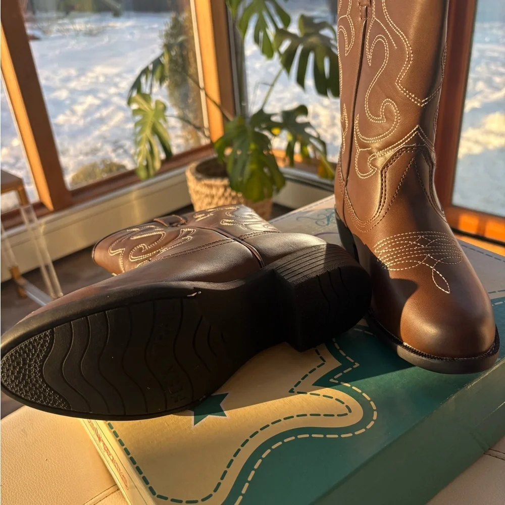 Kids Brown Cowboy Boots Canyon Trails  size 2 New in box